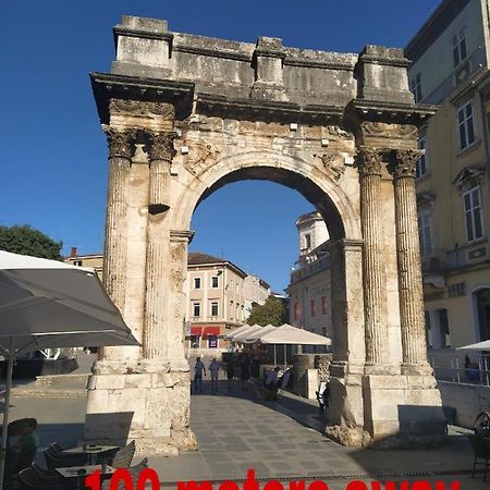 PUY Roman Arch- Low Budget Doublebed Room In Top Center מראה חיצוני תמונה