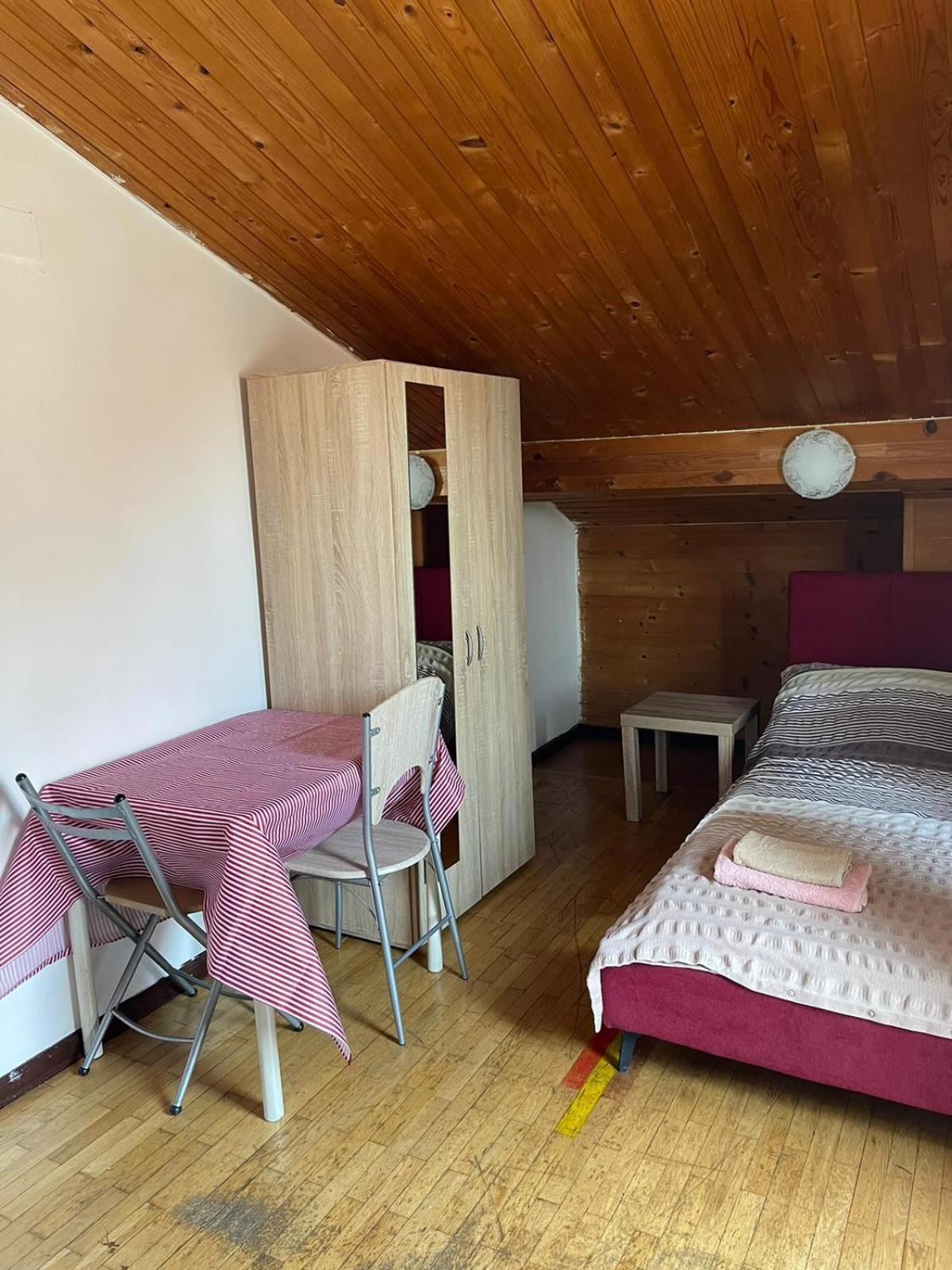 PUY Roman Arch- Low Budget Doublebed Room In Top Center מראה חיצוני תמונה
