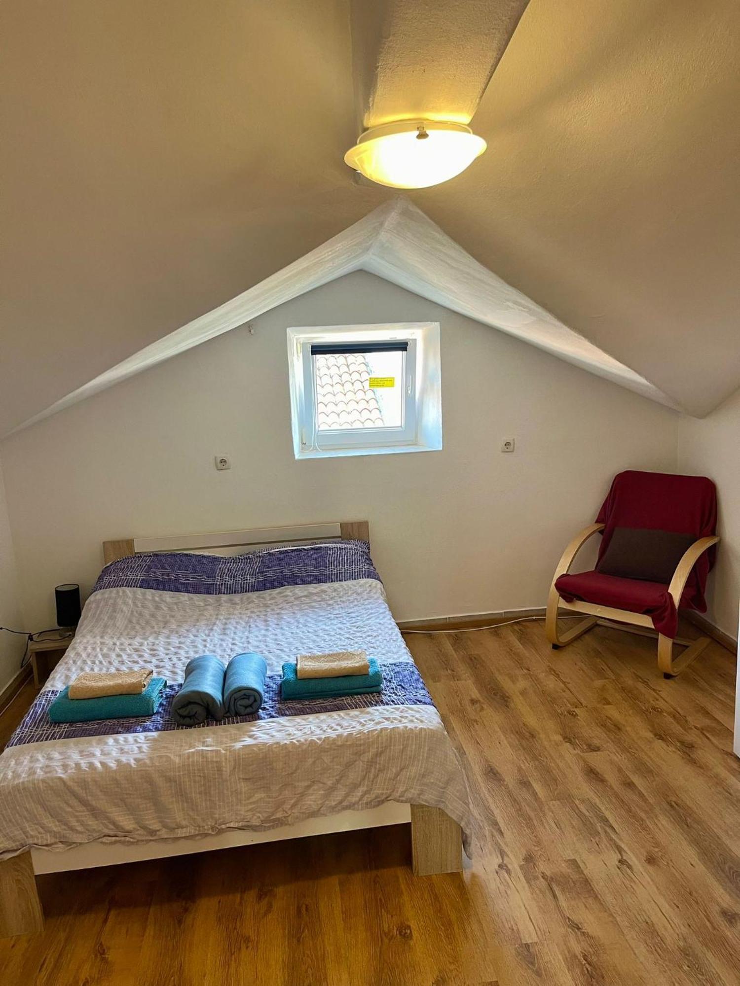 PUY Roman Arch- Low Budget Doublebed Room In Top Center מראה חיצוני תמונה