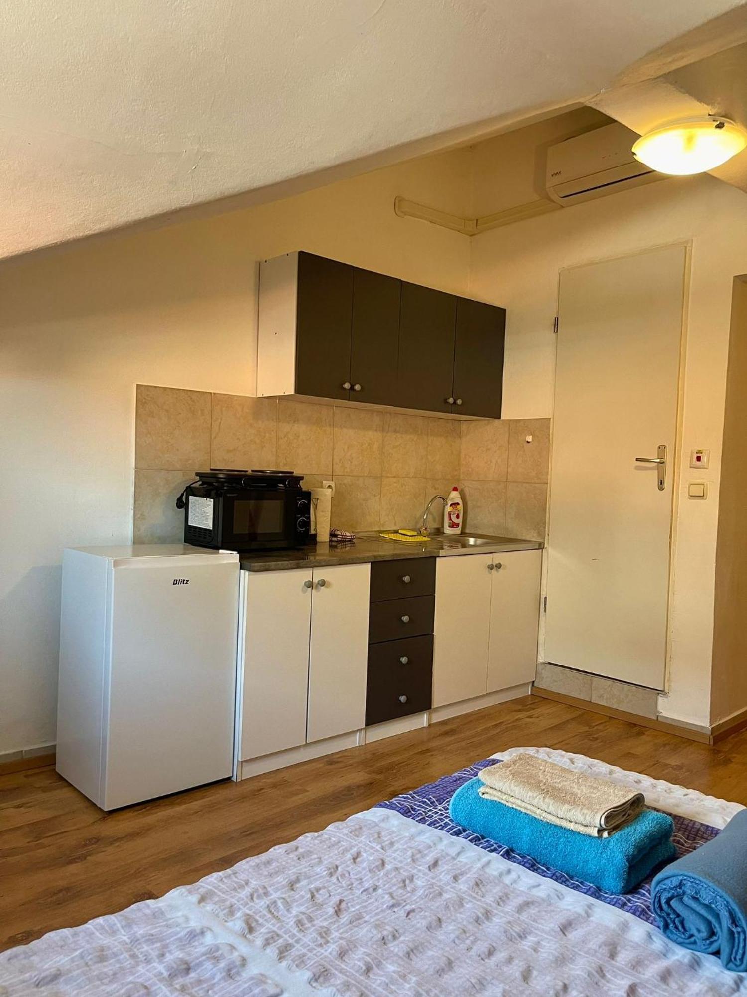 PUY Roman Arch- Low Budget Doublebed Room In Top Center מראה חיצוני תמונה